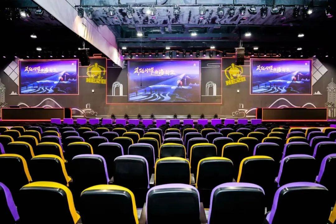 并通过社交 并通过社交